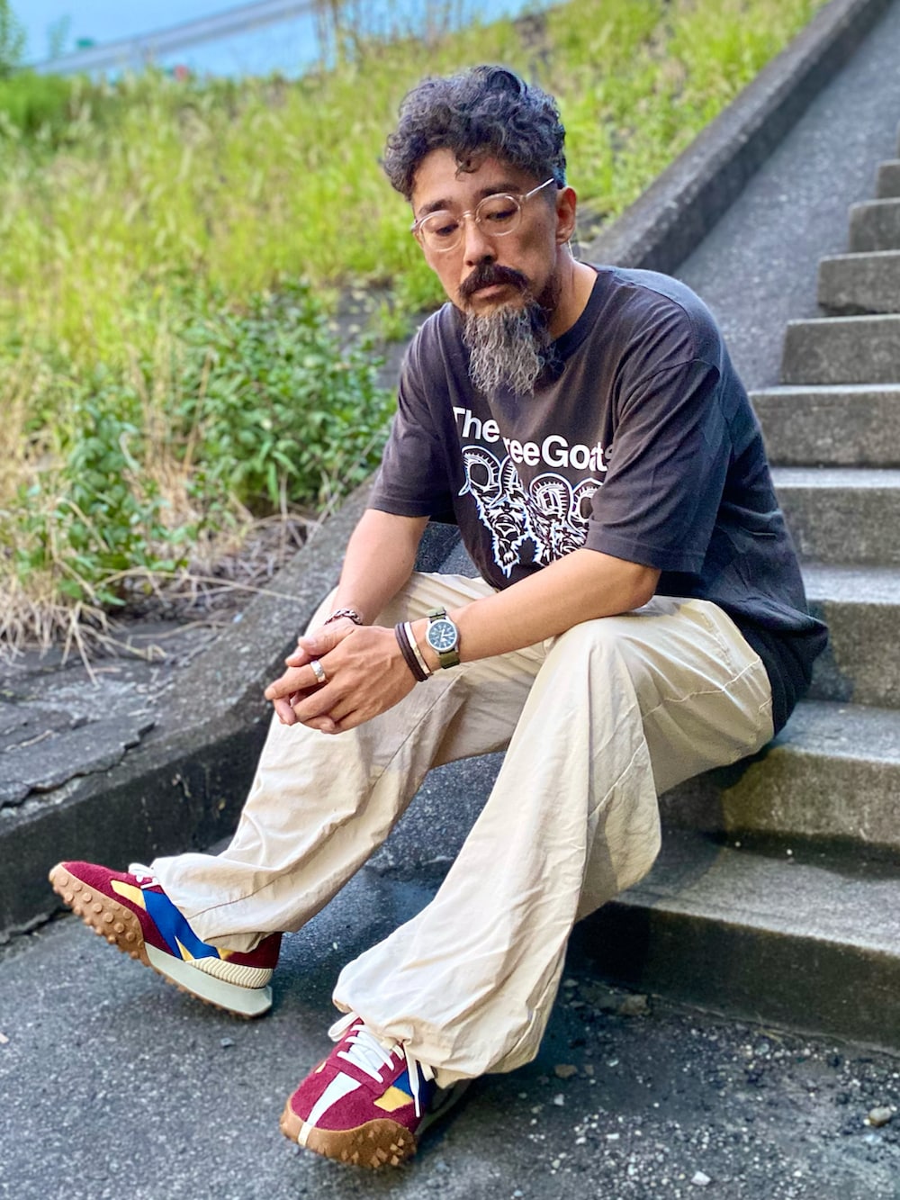 「お出かけコーデ、休日スタイル、オールインワン、つなぎ、Tシャツ、ロゴT、夏コーデ、夏だ!Tシャツ着よう!、ニューバランス、スニーカー、アメカジ、アウトドアスタイル、大人カジュアル、腰巻きスタイル、ビッグシルエット」|「Columbiaのアイテム(つなぎ/オールインワン、ベージュ系)」を使った、ヤギハシカズヒロさん(メンズ・181cm)の夏コーディネートの2枚目の写真