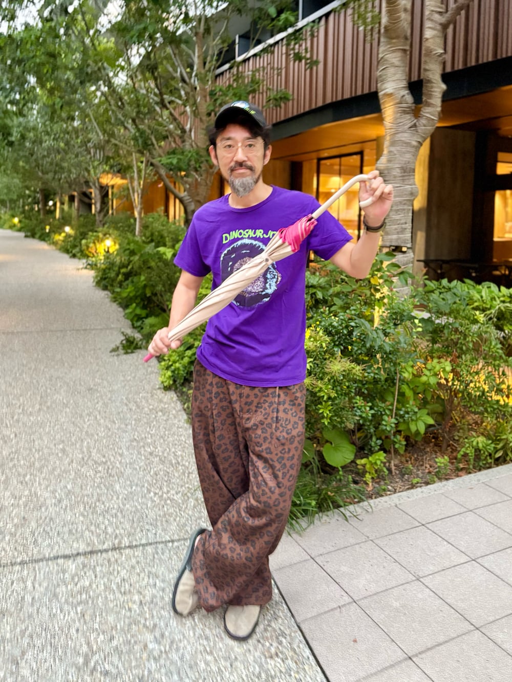 ブラウン系のその他パンツを着用したメンズの秋コーディネートの3枚目の写真