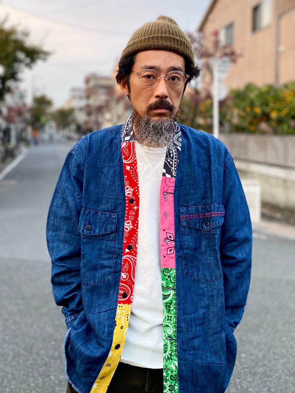 「ファッションを楽しもう、デニム、デニムジャケット、ニット帽、コーデュロイパンツ、スニーカー、ニューバランス、メガネ男子、アメカジ、古着MIX、秋コーデ、大人カジュアル、コーデュロイ、ビッグシルエット、レイヤードスタイル」｜「CHAPSのアイテム（その他パンツ、ブラウン系）」を使った、ヤギハシカズヒロさん（メンズ・181cm）の秋コーディネートの3枚目の写真