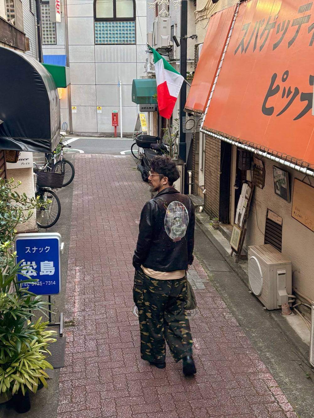 ブラック系のライダースジャケットを着用したメンズの秋コーディネートの2枚目の写真