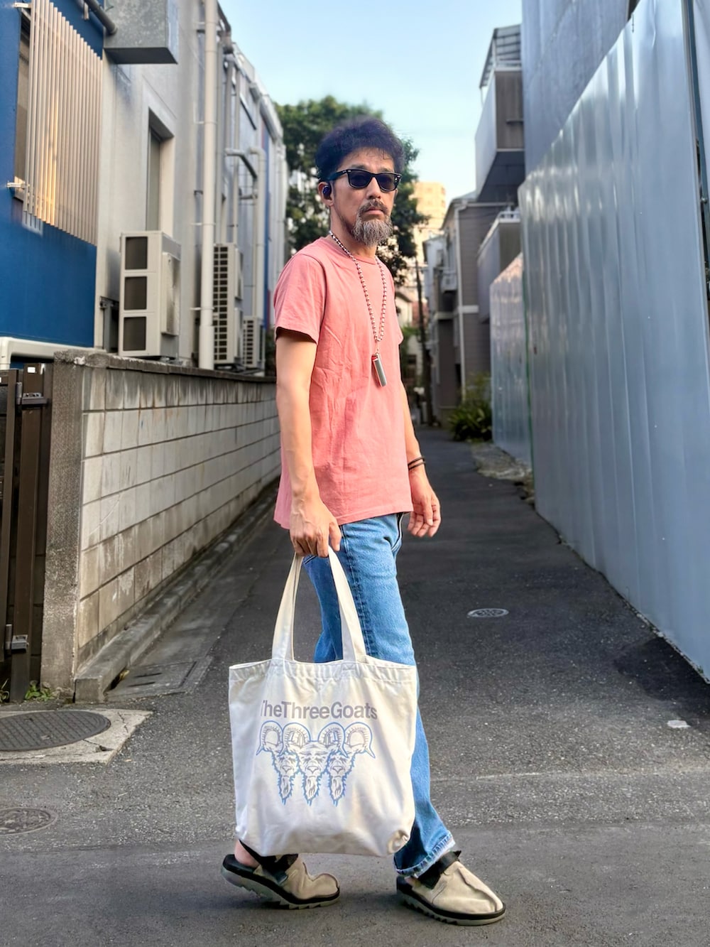 ブルー系のデニムパンツを着用したメンズの秋コーディネートの2枚目の写真