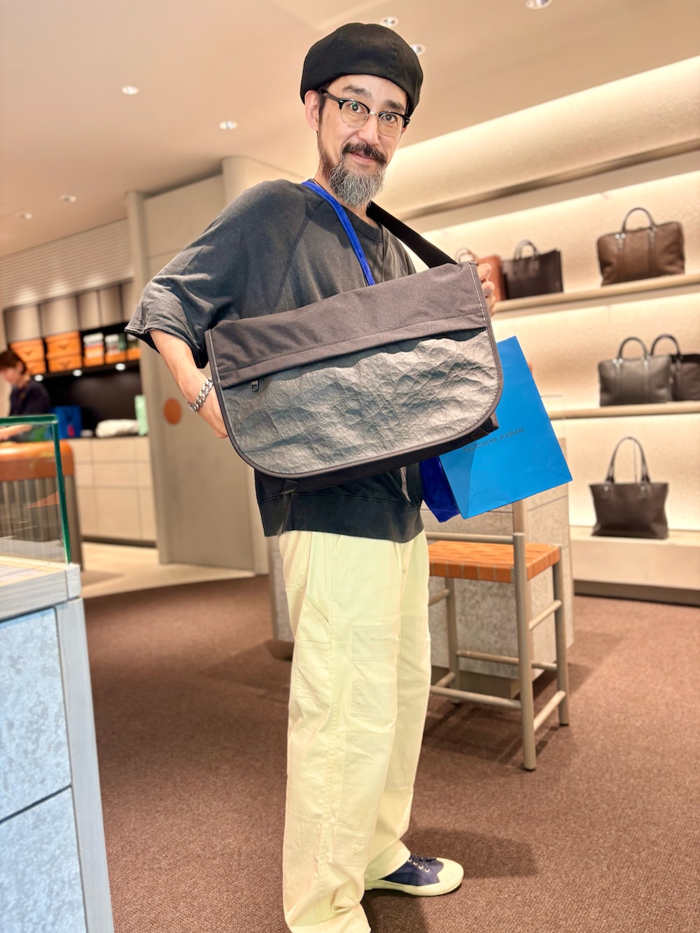 ブルー系のショルダーバッグを着用したメンズの夏コーディネートの3枚目の写真