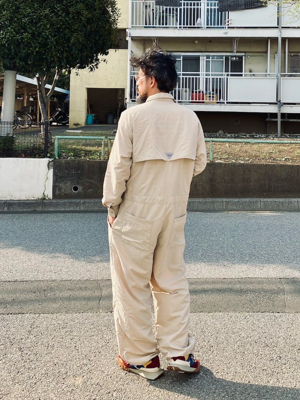 「つなぎ、オールインワン、Columbia、New Balance、ニューバランス、スニーカー、アウトドアスタイル、大人カジュアル、ビッグシルエット、休日スタイル、春服みてみて、春コーデ、ベージュ、セットアップ、淡色コーデ」｜「NEW BALANCEのXC-72（スニーカー、レッド系）」を使った、ヤギハシカズヒロさん（メンズ・181cm）の春コーディネートの2枚目の写真