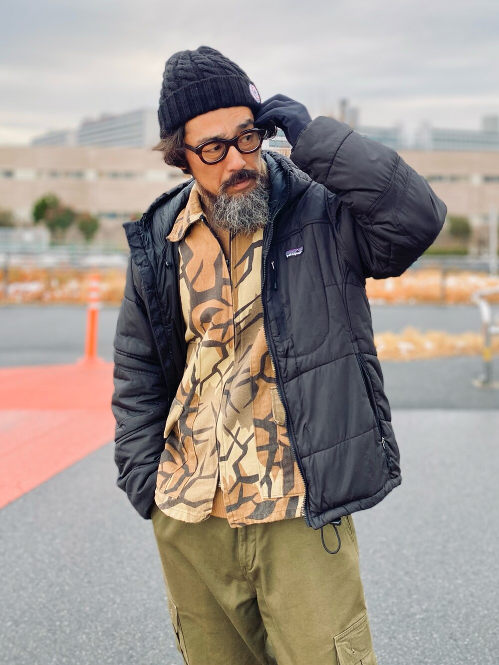 「patagonia、ダウンジャケット、カモフラ、迷彩、タートルネック、カーゴパンツ、ブーツ、ニット帽、アメカジ、古着MIX、アウトドアスタイル、休日スタイル、レイヤードスタイル、メガネ男子、ヴィンテージ」｜「SAINT JAMESのアイテム（ニットキャップ/ビーニー、ブラック系）」を使った、ヤギハシカズヒロさん（メンズ・181cm）の冬コーディネートの3枚目の写真