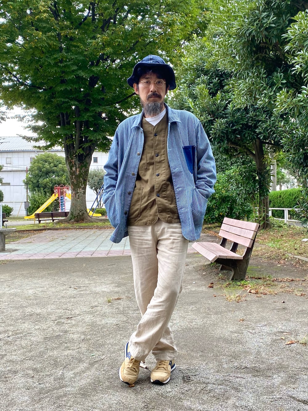 「大人カジュアル、ハット、デニム、カバーオール、ヒッコリー、リネンパンツ、スニーカー、アメカジ、古着MIX、休日スタイル、秋コーデ、レイヤードスタイル、カジュアルコーデ、スニーカーコーデ、メガネ男子」｜「Buzz Rickson'sのアイテム（ハット、ブルー系）」を使った、ヤギハシカズヒロさん（メンズ・181cm）の秋コーディネートの2枚目の写真