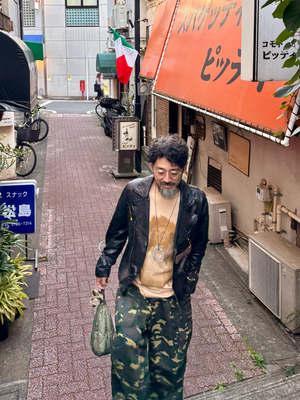 ブラック系のライダースジャケットを着用したメンズの秋コーディネートの3枚目の写真