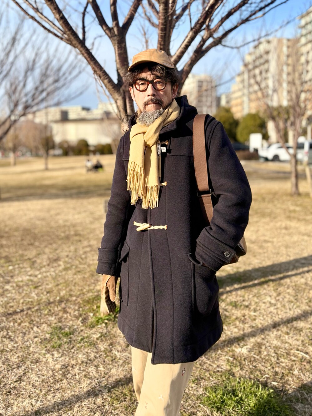 「ダッフルコート、チノパン、モカシン、キャップ、アメカジ、古着MIX、大人カジュアル、メンズファッション、メガネ男子、ショルダーバッグ、マフラー」｜「LONDON TRADITIONのアイテム（ダッフルコート、ブルー系）」を使った、ヤギハシカズヒロさん（メンズ・182cm）の春コーディネートの4枚目の写真