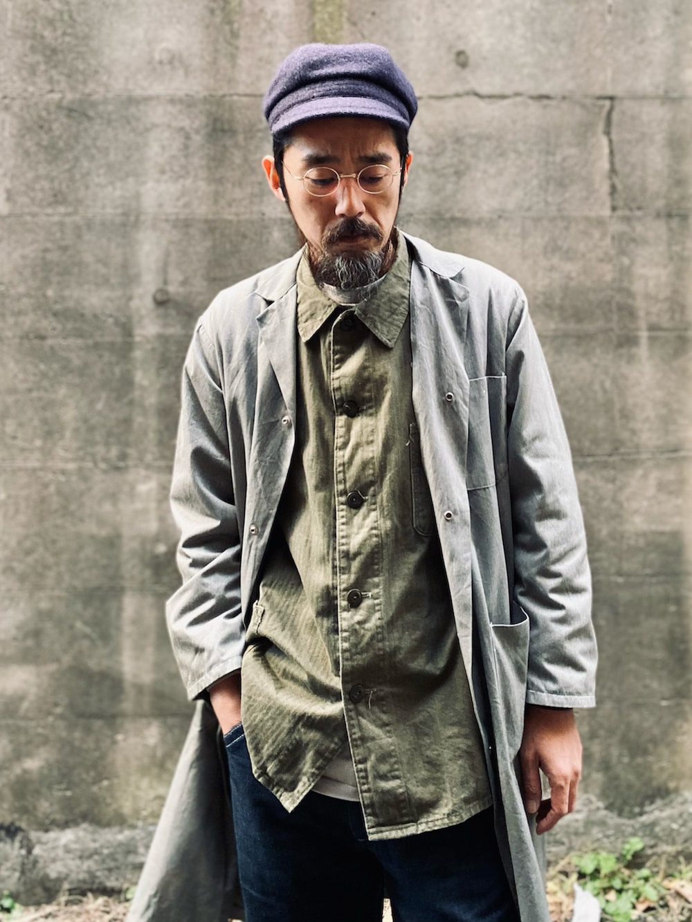 「休日スタイル、古着、古着MIX、ヴィンテージ、ショップコート、ペインターパンツ、デニムパンツ、革靴、アメカジ、冬コーデ、キャスケット、レイヤードスタイル、グリーン、カジュアルコーデ、大人カジュアル」｜「RRLのアイテム（キャスケット、ブルー系）」を使った、ヤギハシカズヒロさん（メンズ・181cm）の冬コーディネートの2枚目の写真