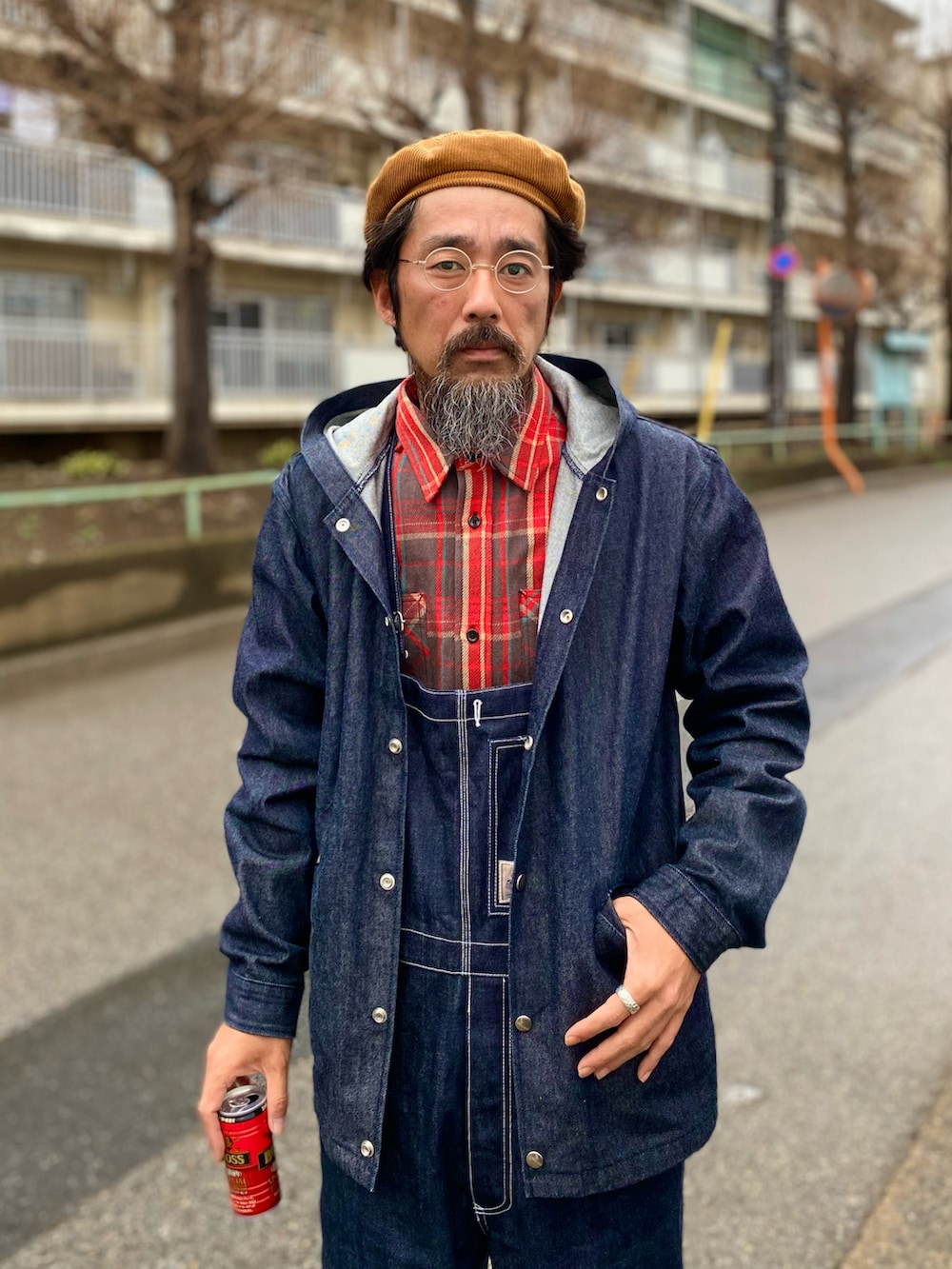 「デニム、デニムオンデニム、デニムジャケット、オーバーオール、サロペット、ベレー帽、メガネ男子、ブーツ、アメカジ、古着MIX、大人カジュアル、休日スタイル、セットアップ、ネルシャツ、春アウター」｜「L.L.Beanのアイテム（ブーツ、ブラウン系）」を使った、ヤギハシカズヒロさん（メンズ・181cm）の春コーディネートの3枚目の写真