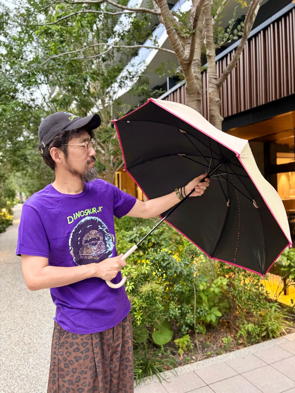 ブラウン系のその他パンツを着用したメンズの秋コーディネートの2枚目の写真