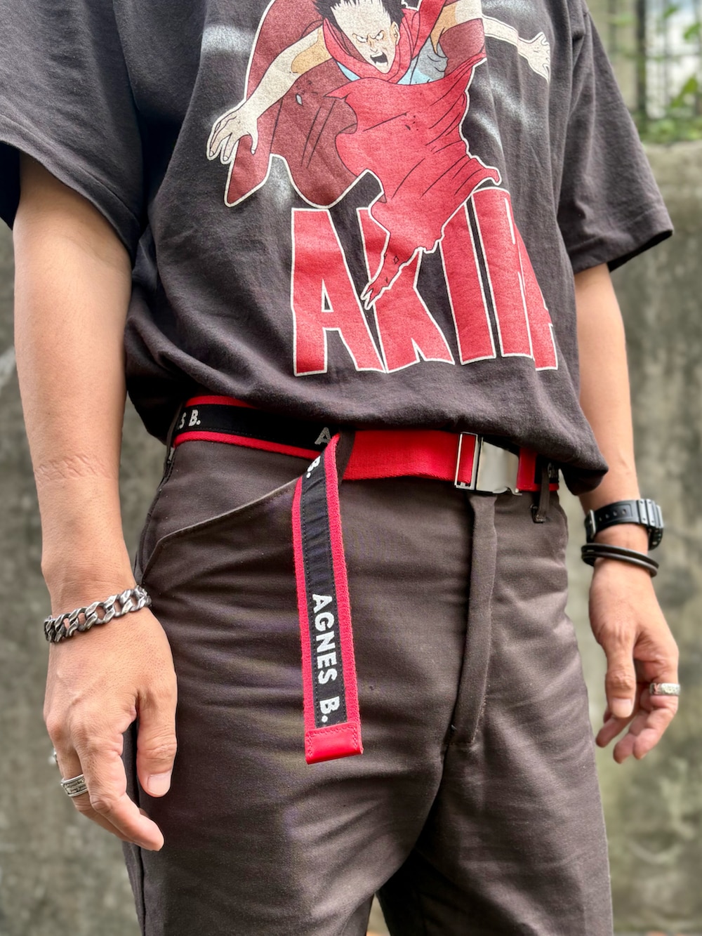 イエロー系のスニーカーを着用したメンズの秋コーディネートの3枚目の写真