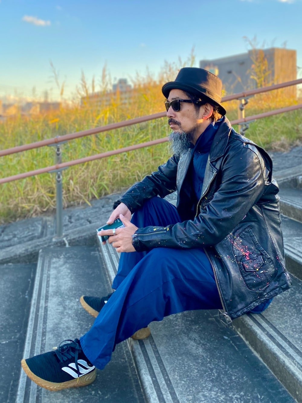 「ライダース、レザージャケット、つなぎ、オールインワン、ハット、サングラス、スニーカー、古着MIX、レイヤードスタイル、休日スタイル、マイベストコーデ2023、ライダースジャケット、ブラック、お出かけコーデ、新星WEARISTAにエントリー」｜「VINTAGEのアイテム（つなぎ/オールインワン、ブルー系）」を使った、ヤギハシカズヒロさん（メンズ・181cm）の冬コーディネートの2枚目の写真