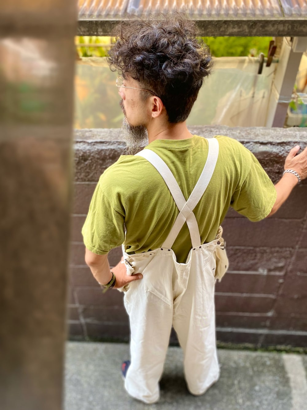 「アツいコーデ全部見せ、夏コーデ、ビッグシルエット、Tシャツ、オーバーオール、サロペット、エアリフト、スニーカー、グリーン、アメカジ、古着MIX、大人カジュアル、休日スタイル、メガネ男子、カラー×コーデ」|「ANVILのアイテム(Tシャツ/カットソー、グリーン系)」を使った、ヤギハシカズヒロさん(メンズ・181cm)の夏コーディネートの2枚目の写真