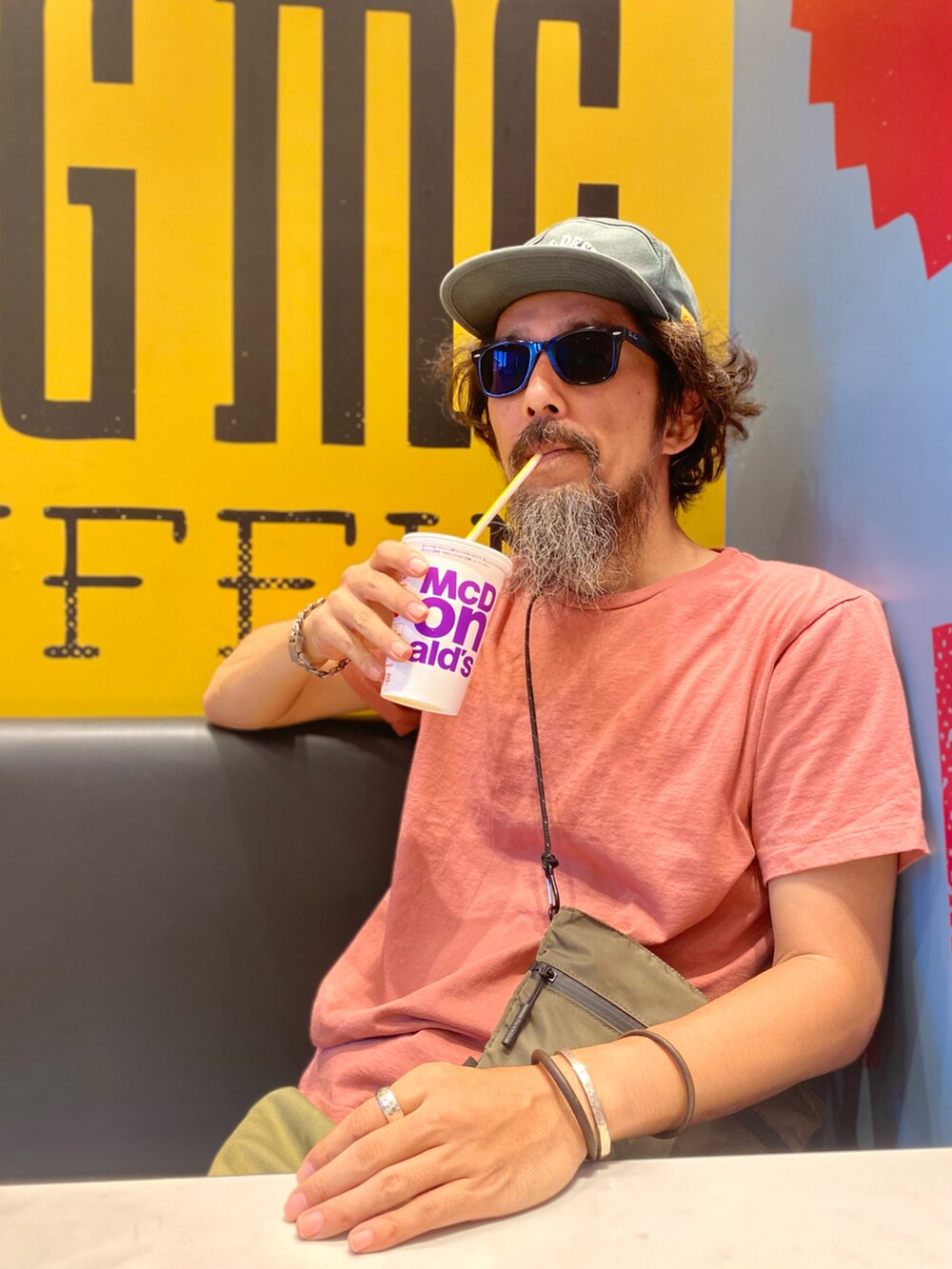 「夏コーデ、Tシャツ、夏だ！Tシャツ着よう！、キャップ、サングラス、カーゴパンツ、ナイキ、エアリフト、古着MIX、アメカジ、大人カジュアル、休日スタイル、グリーン、スニーカー、お出かけコーデ」｜「Velva Sheenのアイテム（Tシャツ/カットソー、ピンク系）」を使った、ヤギハシカズヒロさん（メンズ・181cm）の夏コーディネートの2枚目の写真