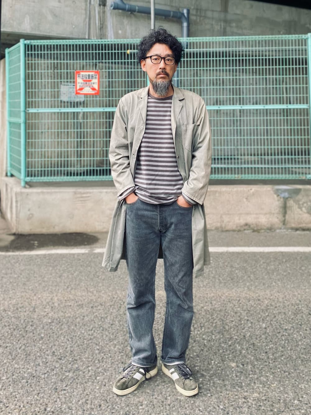 「休日スタイル、春コーデ、アメカジ、メガネ男子、古着MIX、春アウター、Levi's、ブラックデニム、ボーダー、モノトーン、デニム、ロンT、ショップコート、ヴィンテージ、スニーカー」｜「VINTAGEのアイテム（その他アウター、グレー系）」を使った、ヤギハシカズヒロさん（メンズ・181cm）の春コーディネートの2枚目の写真