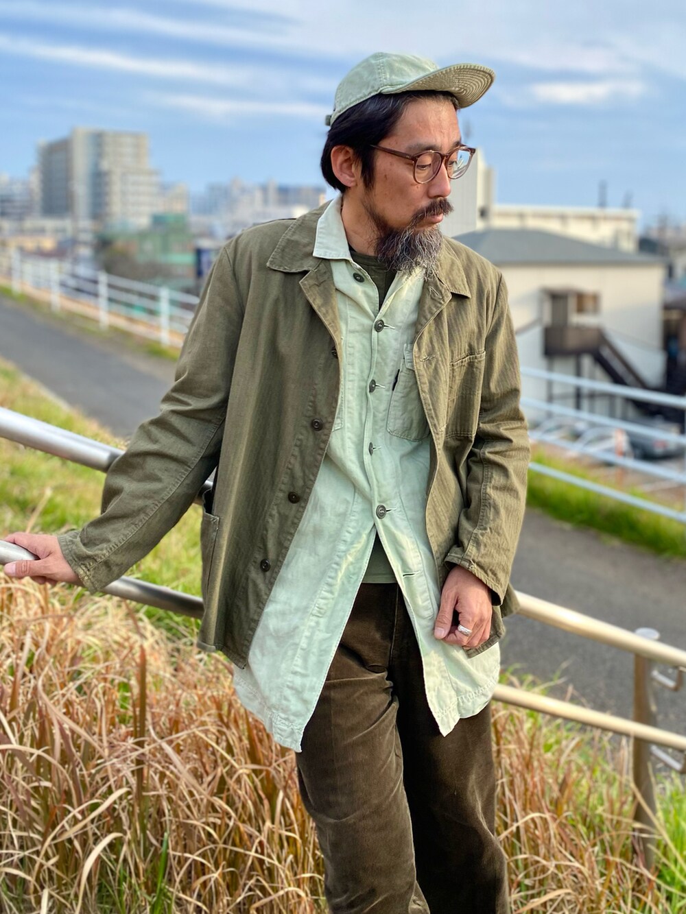 「休日スタイル、大人カジュアル、古着MIX、キャップ、カバーオール、レイヤードスタイル、コーデュロイパンツ、RED WING、アメカジ、グリーン、ヴィンテージ、春アウター、革靴、シャツスタイル、古着」|「RED WINGのアイテム(その他シューズ、ブラウン系)」を使った、ヤギハシカズヒロさん(メンズ・181cm)の冬コーディネートの2枚目の写真