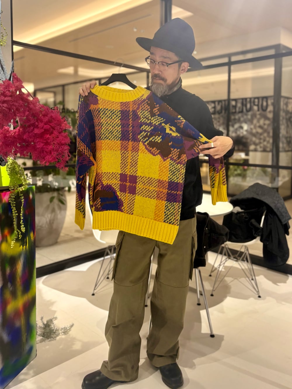 「展示会、ダッフルコート、花柄、ハット、ミリタリーパンツ、ショルダーバッグ、古着MIX、大人カジュアル、お出かけコーデ、メガネ男子、カラフル、ビビットカラー」｜「OPULENCEのアイテム（ダッフルコート、その他）」を使った、ヤギハシカズヒロさん（メンズ・182cm）の春コーディネートの3枚目の写真
