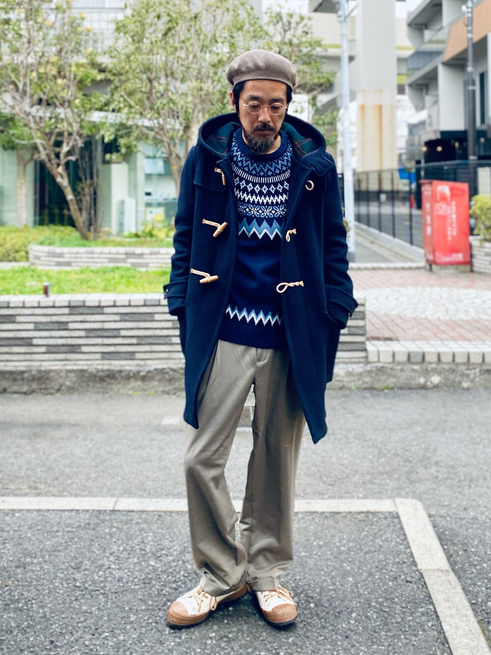 「大人カジュアル、休日スタイル、きれいめカジュアル、ニット、ダッフルコート、ノルディック柄、スラックス、古着MIX、古着、メガネ男子、シンプルコーデ、大人コーデ、ベレー帽、セーター、カジュアルコーデ」｜「VINTAGEのアイテム（スラックス、グレー系）」を使った、ヤギハシカズヒロさん（メンズ・181cm）の春コーディネートの2枚目の写真