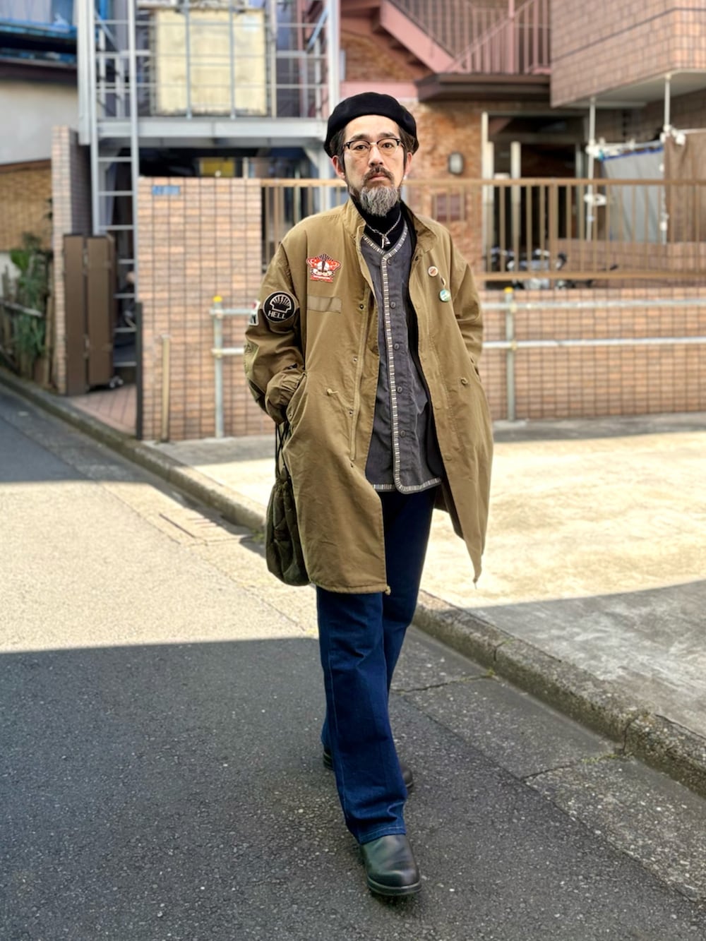「ミリタリー、ミリタリージャケット、モッズコート、カーディガン、レイヤードスタイル、ブーツ、デニム、ジーンズ、ベレー帽、巾着バッグ、メガネ男子、冬コーデ、真冬のあったかスタイル、お出かけコーデ、冬アウター」｜「Levi'sのアイテム（デニムパンツ、ブルー系）」を使った、ヤギハシカズヒロさん（メンズ・182cm）の冬コーディネートの3枚目の写真