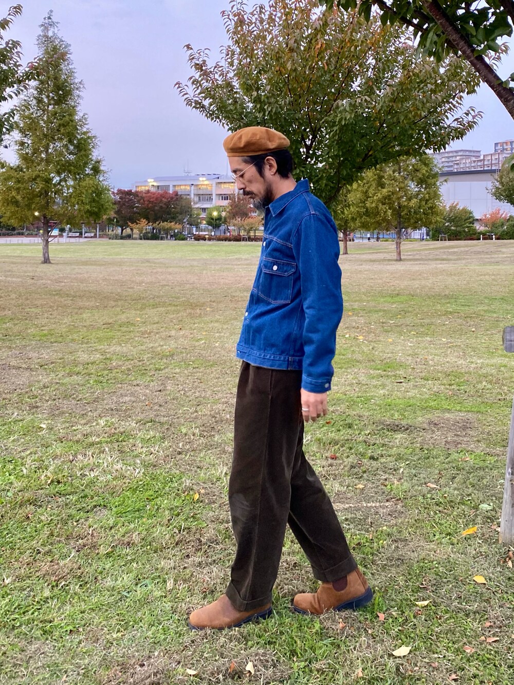 ブルー系のデニムジャケット、グリーン系のTシャツ/カットソー、ブラウン系のその他パンツを着用したメンズの秋コーディネートの2枚目の写真