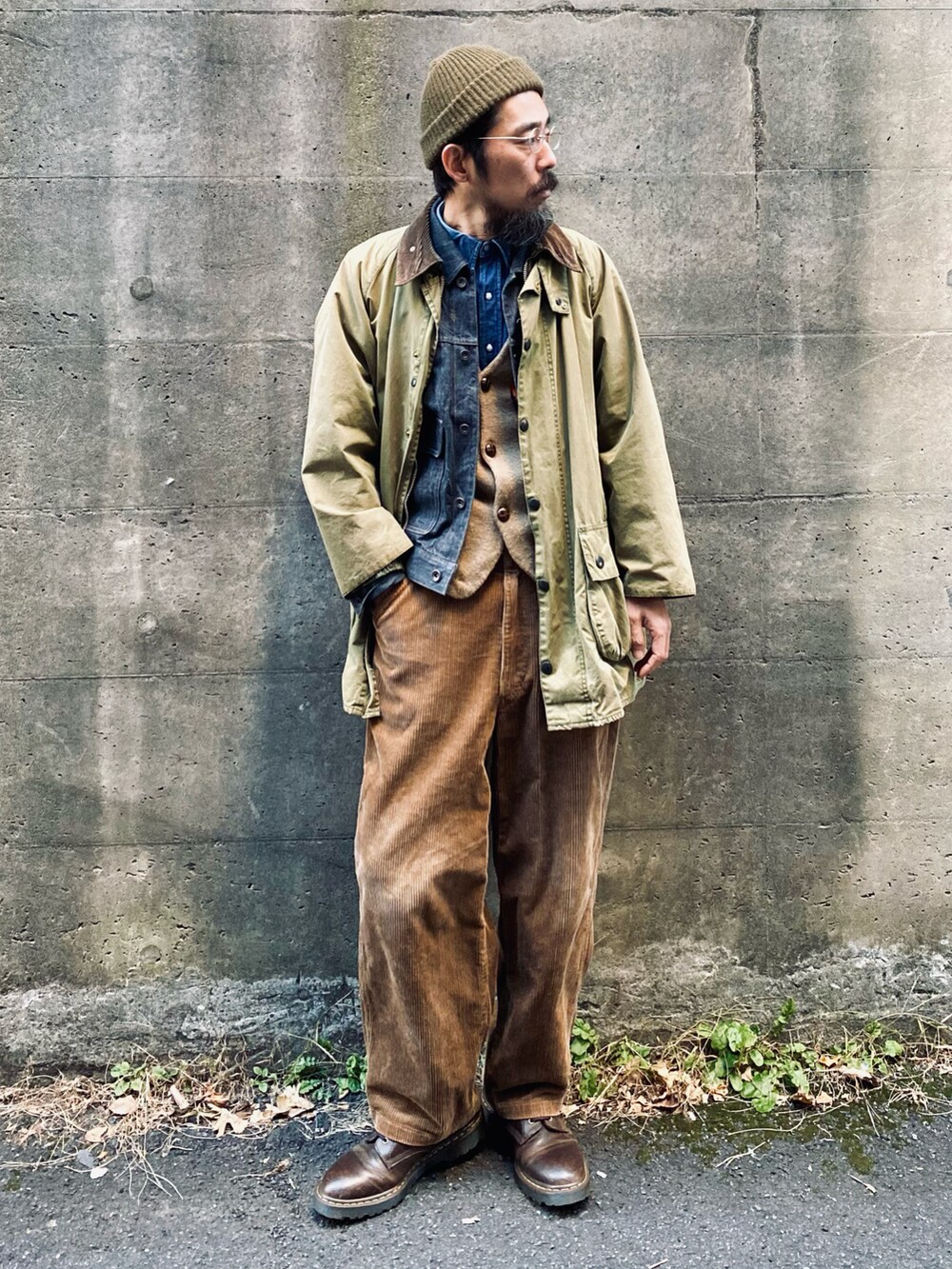 「barbour、ベスト、ニットベスト、デニムシャツ、デニム、レイヤードスタイル、休日スタイル、グリーン、コーデュロイパンツ、古着、ブーツ、Dr.Martens、アースカラー、冬コーデ、ニット帽」｜「Barbourのアイテム（その他アウター、グリーン系）」を使った、ヤギハシカズヒロさん（メンズ・181cm）の冬コーディネートの2枚目の写真