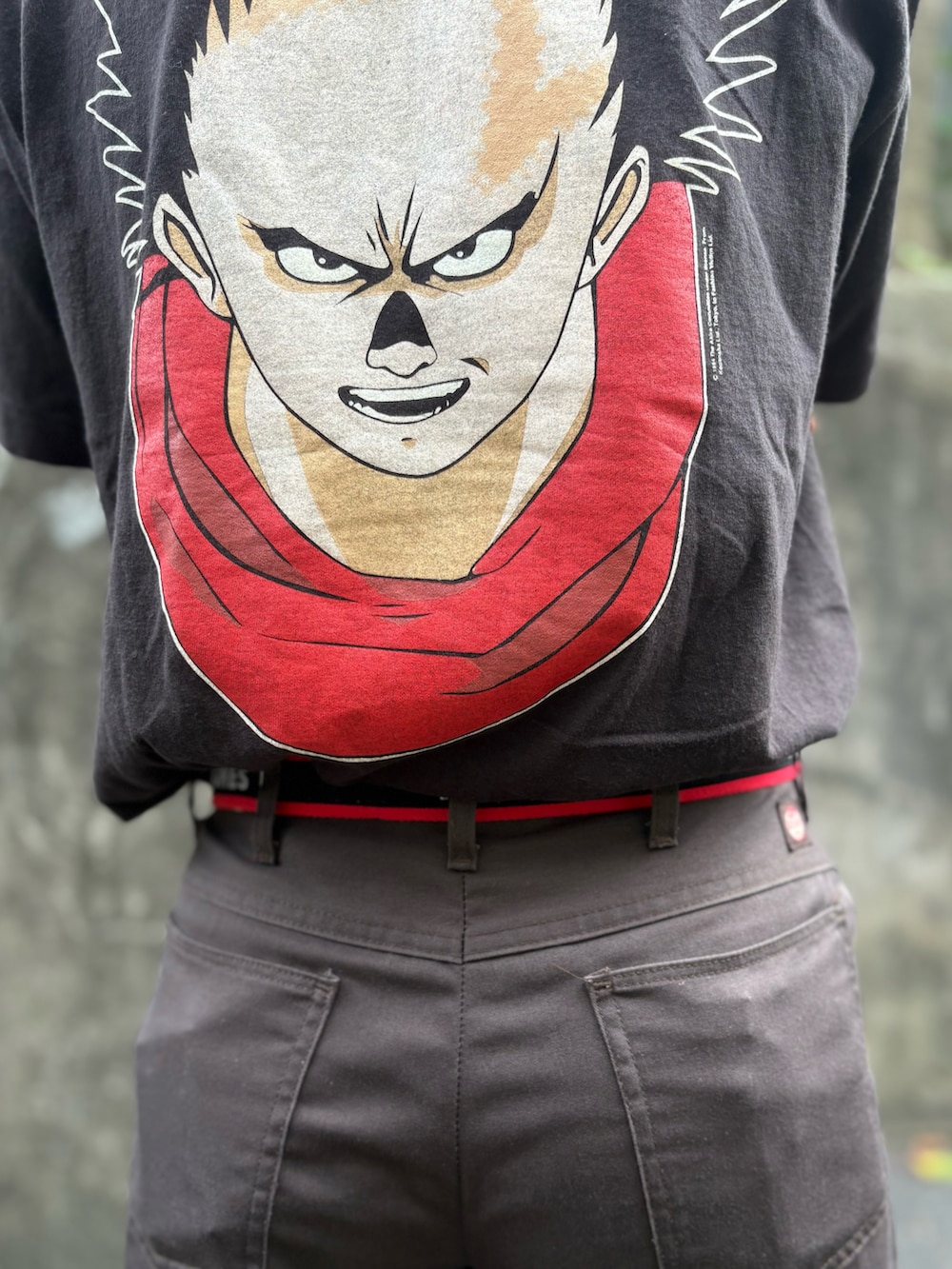 イエロー系のスニーカーを着用したメンズの秋コーディネートの4枚目の写真