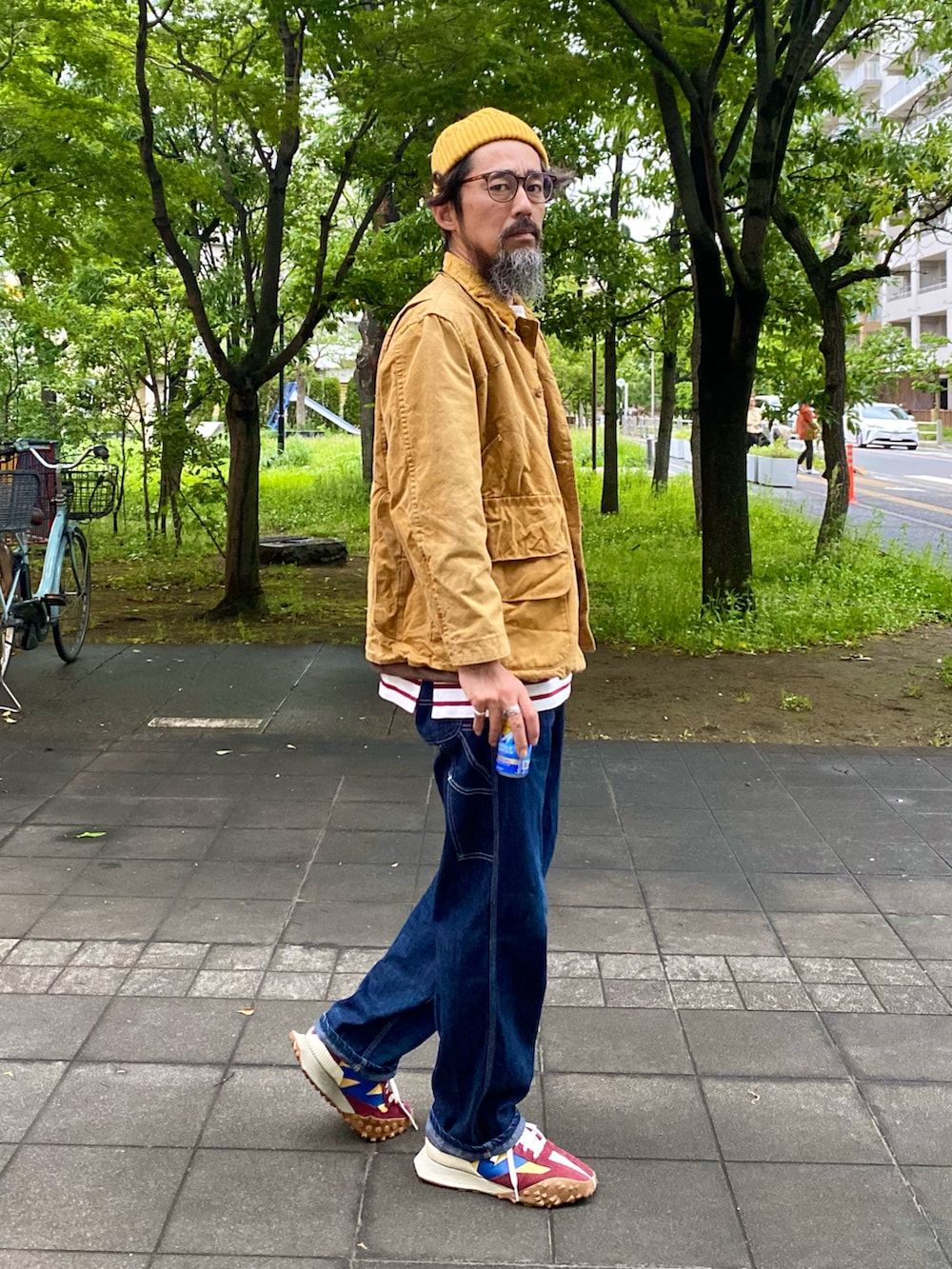 「New Balance、UNIQLO、ハンティングジャケット、ボーダー、ペインターパンツ、デニム、スニーカー、ニット帽、イエロー、アメカジ、古着MIX、メガネ男子、休日スタイル、春夏コーデ、カラー×コーデ」｜「VINTAGEのアイテム（その他アウター、イエロー系）」を使った、ヤギハシカズヒロさん（メンズ・181cm）の春コーディネートの2枚目の写真
