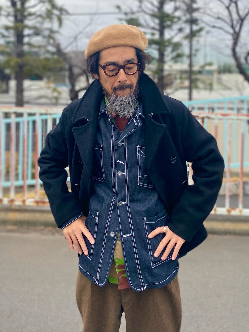 「休日スタイル、ベレー帽、ピーコート、デニム、カバーオール、迷彩、ミリタリー、ワイドパンツ、アメカジ、古着MIX、レイヤードスタイル、冬アウター、チョコ色に染まれ、ビッグシルエット、スニーカー」｜「MoonStarのアイテム（スニーカー、ブラウン系）」を使った、ヤギハシカズヒロさん（メンズ・181cm）の冬コーディネートの2枚目の写真
