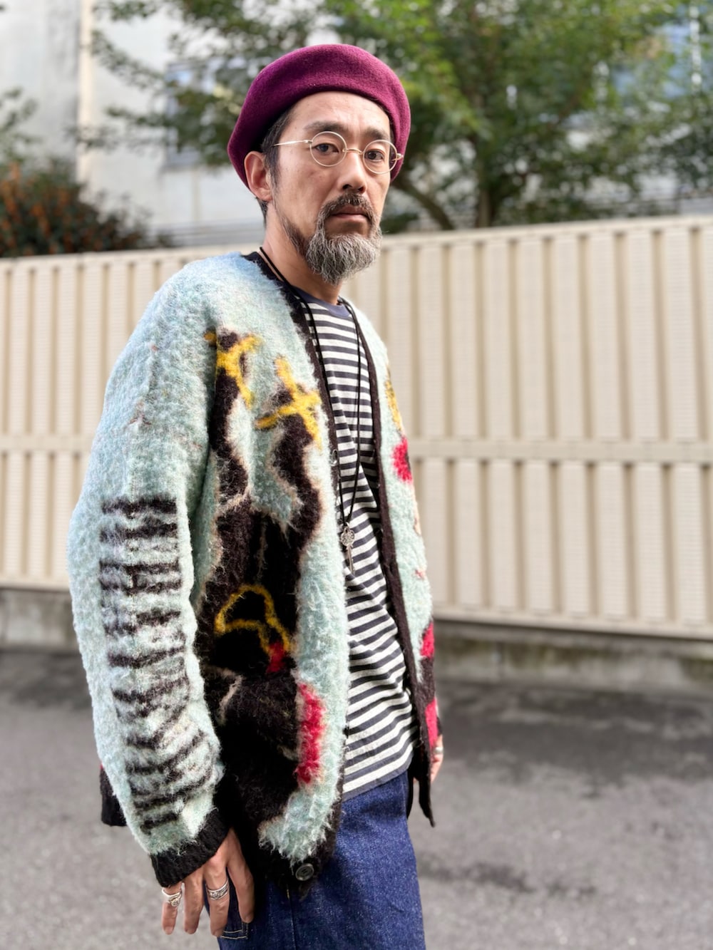 ブルー系のカーディガン/ボレロを着用したメンズの秋コーディネートの4枚目の写真