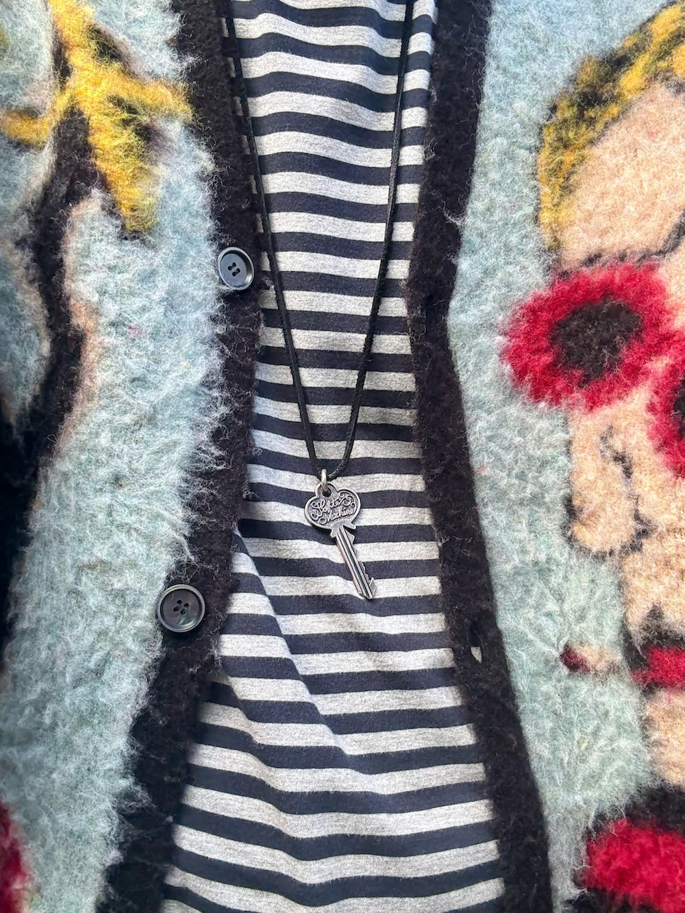 ブルー系のカーディガン/ボレロを着用したメンズの秋コーディネートの3枚目の写真