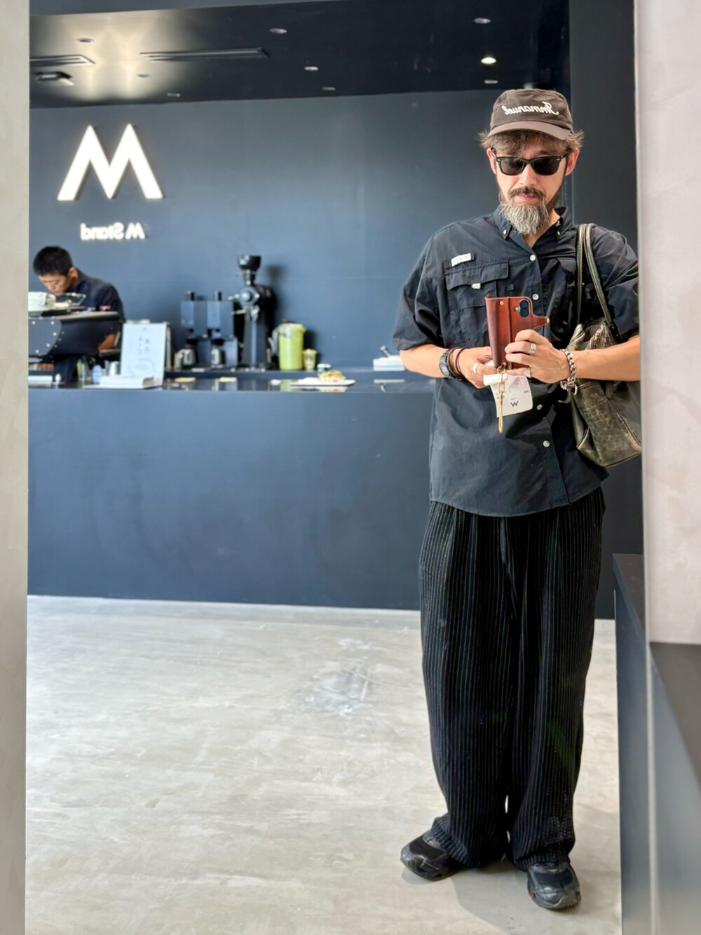 ブラック系のシャツ/ブラウスを着用したメンズの夏コーディネートの3枚目の写真