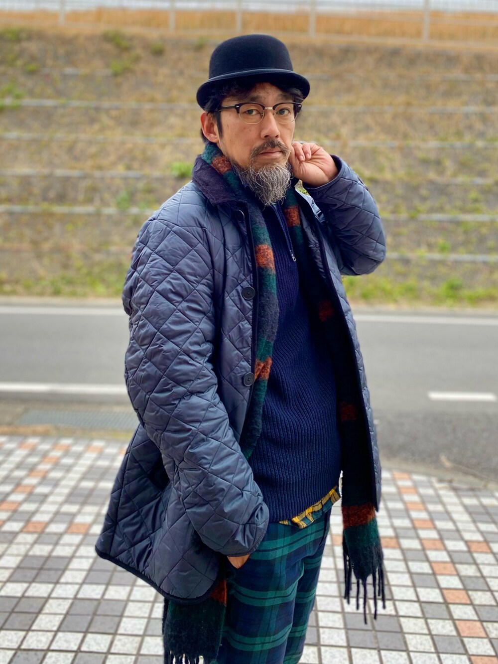 グリーン系のその他パンツ、ブラック系のその他シューズ、ブラック系のその他アウターを着用したメンズの冬コーディネートの2枚目の写真