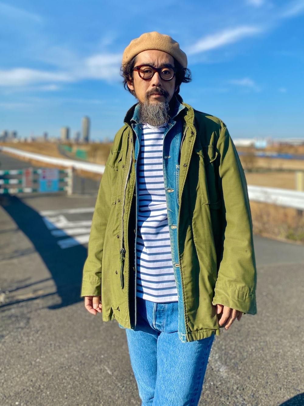 「ミリタリー、デニム、デニムオンデニム、カバーオール、ジーンズ、ベレー帽、スニーカー、Levi's、アメカジ、古着MIX、冬アウター、ヴィンテージ、レイヤードスタイル、ボーダー、セットアップ」｜「Levi'sのアイテム（デニムパンツ、ブルー系）」を使った、ヤギハシカズヒロさん（メンズ・181cm）の冬コーディネートの2枚目の写真