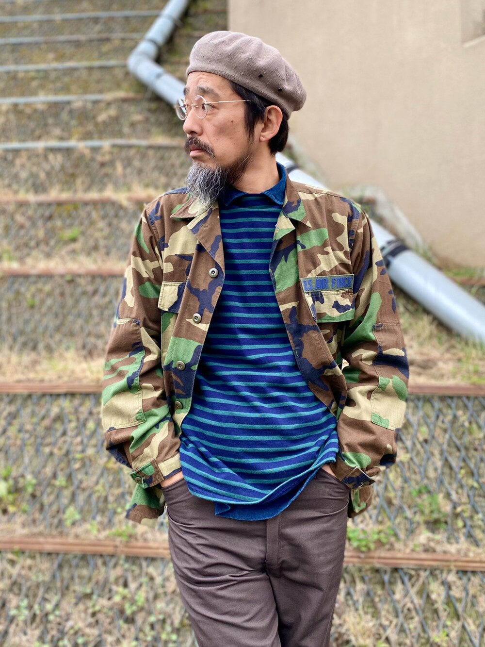 「レイヤードスタイル、迷彩、ミリタリージャケット、ミリタリー、ボーダー、NIKE、スニーカー、アメカジ、古着MIX、大人カジュアル、休日スタイル、着回しコーデ、カモフラ、ベレー帽、ほめられ本命コーデ」｜「RED KAPのアイテム（その他パンツ、ブラウン系）」を使った、ヤギハシカズヒロさん（メンズ・181cm）の冬コーディネートの2枚目の写真