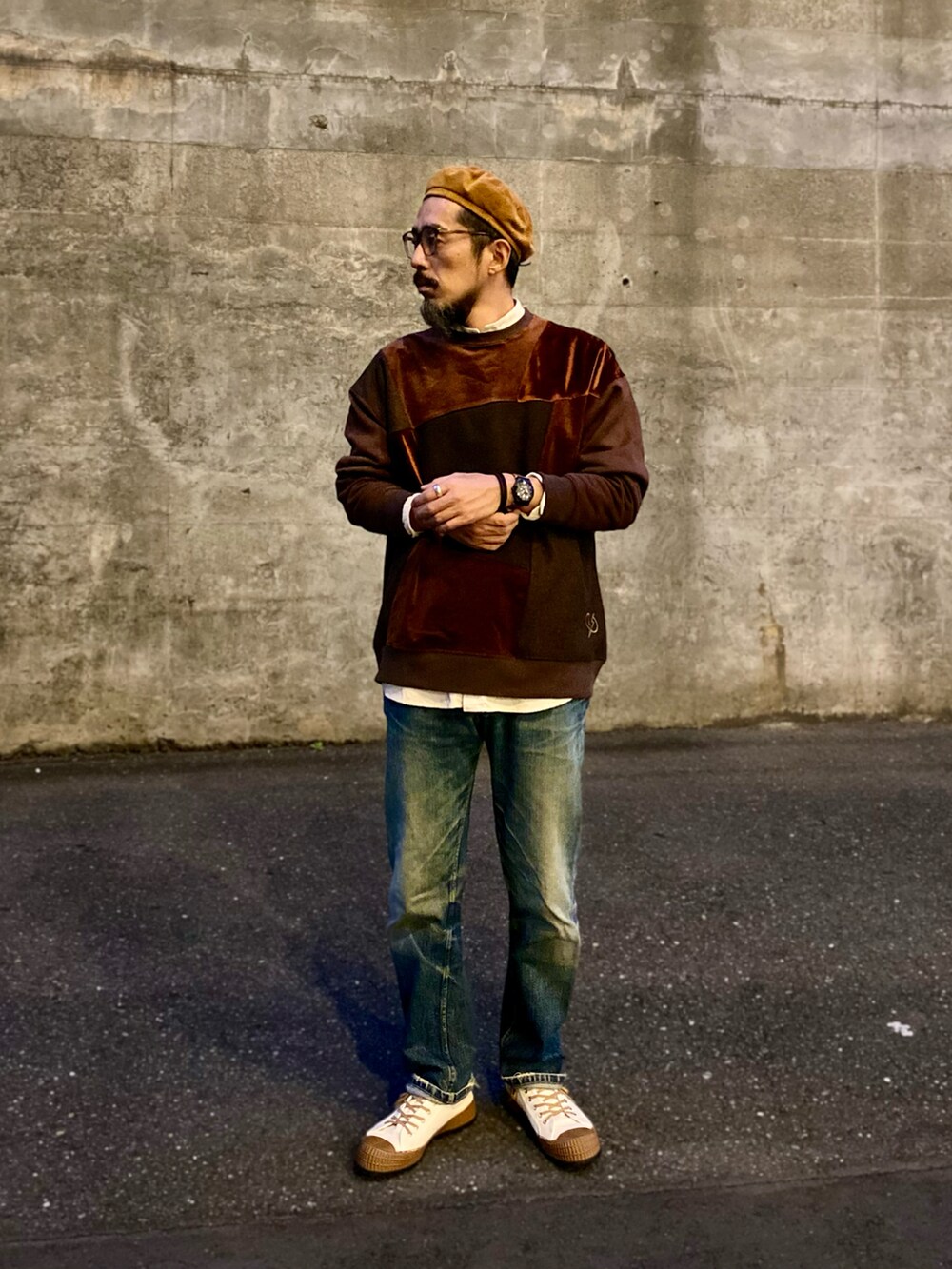 「スニーカー、デニム、ジーンズ、アメカジ、ワントーンコーデ、ベレー帽、秋のコーデ、レイヤードスタイル、パッチワーク、休日スタイル、ブラウン、デニムパンツ、ブラウンコーデ、秋コーデ、スニーカーコーデ」｜「Engineered Garmentsのアイテム（ハンチング/ベレー帽、ブラウン系）」を使った、ヤギハシカズヒロさん（メンズ・181cm）の秋コーディネートの2枚目の写真