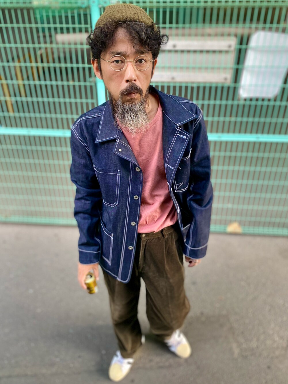 「秋服まるっと大公開、休日スタイル、秋コーデ、デニム、デニムジャケット、カバーオール、タックイン、コーデュロイ、スニーカー、アディダス、メガネ男子、アメカジ、古着MIX、ニット帽、レイヤードスタイル」｜「CHAPSのアイテム（その他パンツ、ブラウン系）」を使った、ヤギハシカズヒロさん（メンズ・181cm）の秋コーディネートの2枚目の写真