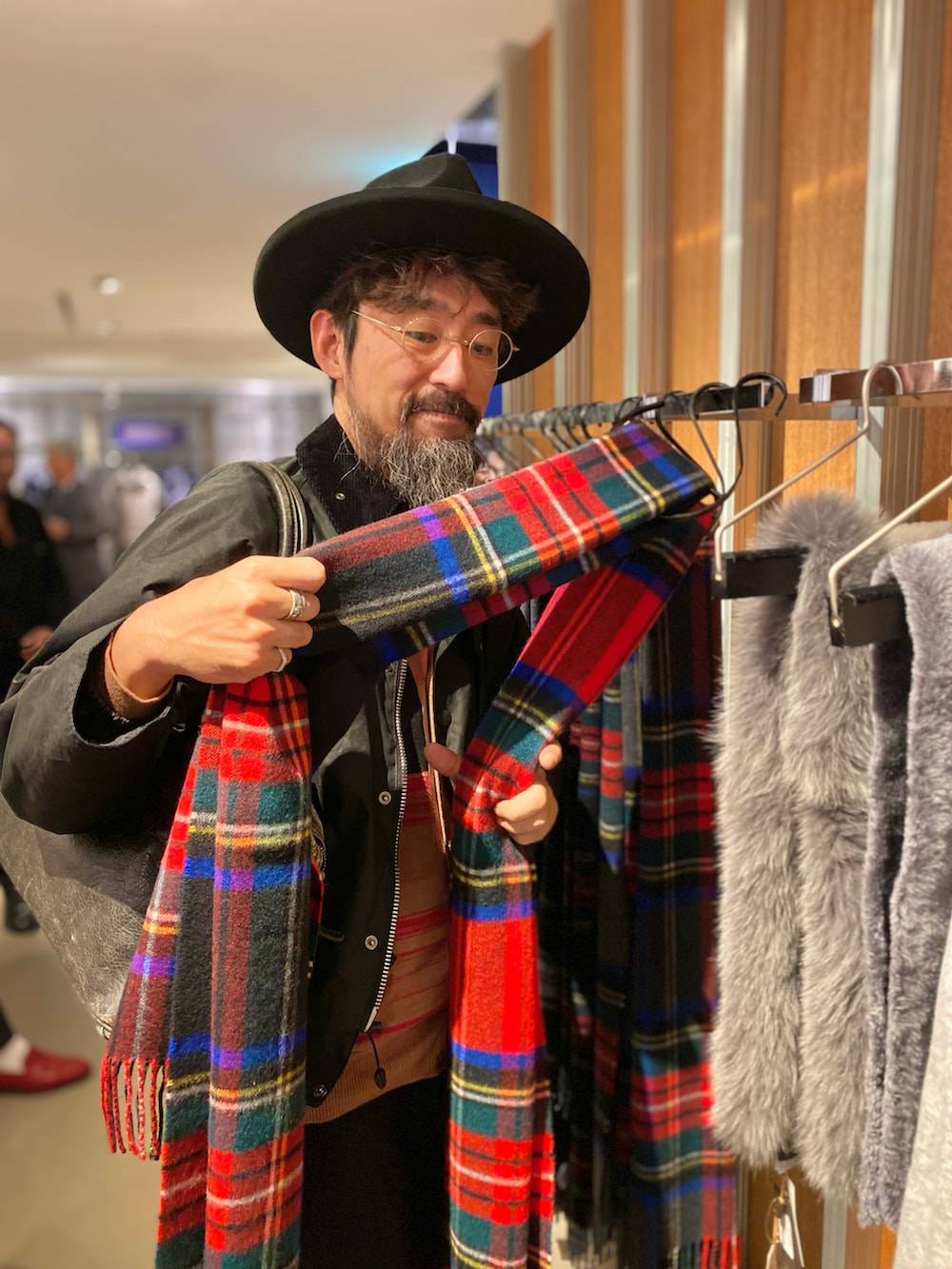 「barbour、Dr.Martens、ブラック、古着MIX、お出かけコーデ、ハット、レイヤードスタイル、カーディガン、休日コーデ、大人カジュアル、秋冬コーデ、日常に魔法を」｜「Barbourのアイテム（ブルゾン、ブラック系）」を使った、ヤギハシカズヒロさん（メンズ・182cm）の秋コーディネートの2枚目の写真