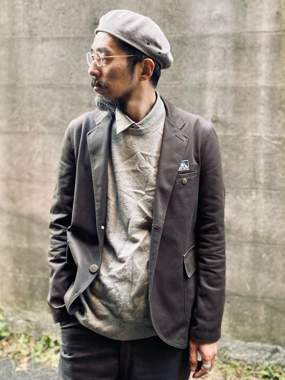 「ジャケット、セットアップ、セーター、アメカジ、ワントーンコーデ、ベレー帽、UNIQLO、秋のコーデ、レイヤードスタイル、大人カジュアル、古着MIX、ジャケットスタイル、ブラウンコーデ、秋コーデ、休日スタイル」｜「RED KAPのアイテム（その他パンツ、ブラウン系）」を使った、ヤギハシカズヒロさん（メンズ・181cm）の秋コーディネートの2枚目の写真