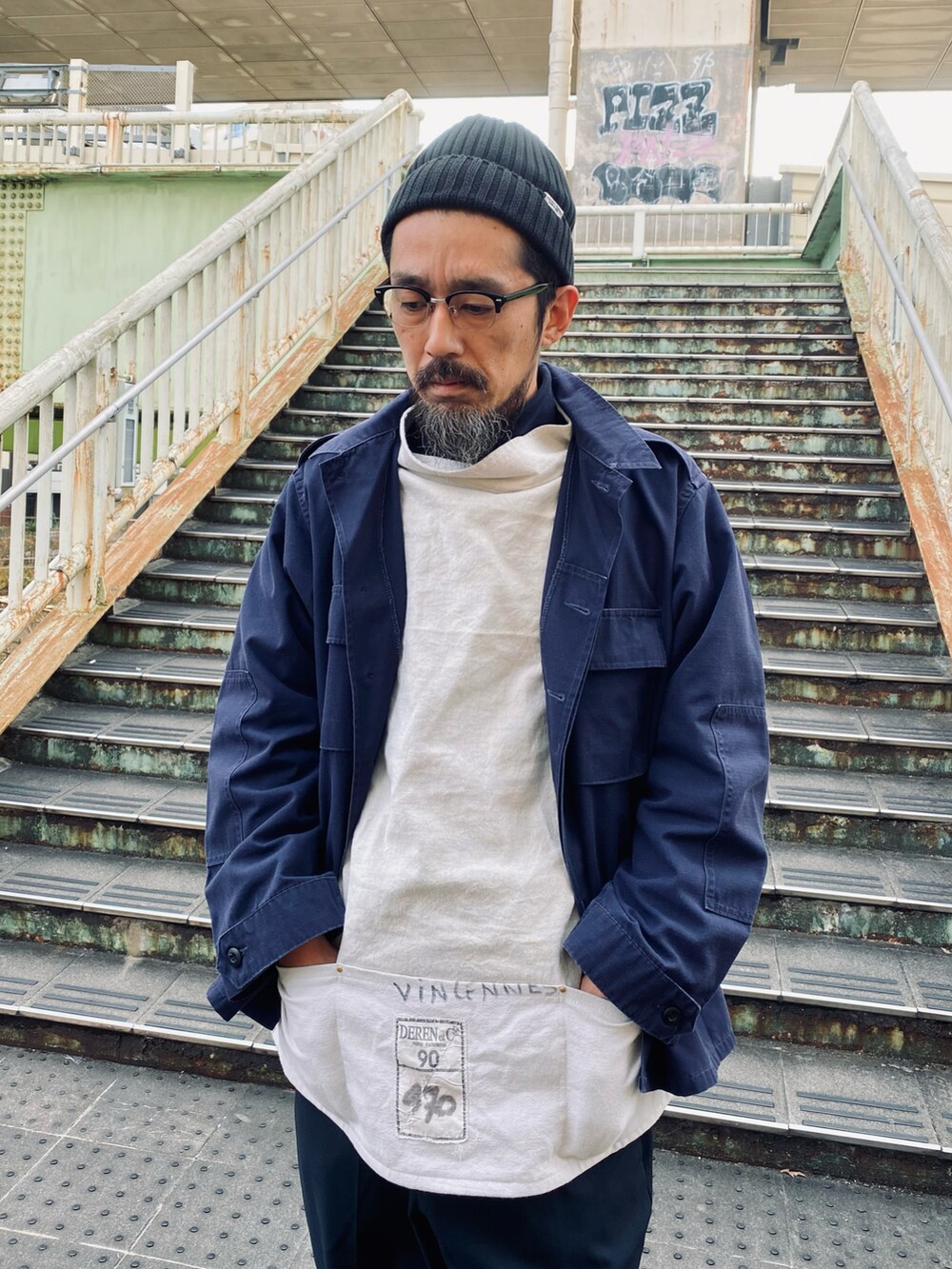 「メガネ男子、ストリートMIX、レイヤードスタイル、ミリタリー、UNIQLO、ニット帽、プルオーバー、タートルネック、モックネック、スラックス、スニーカーコーデ、黒スニーカー、休日スタイル、ネイビー、古着MIX」｜「CPHのアイテム（ニットキャップ/ビーニー、ブラック系）」を使った、ヤギハシカズヒロさん（メンズ・181cm）の秋コーディネートの2枚目の写真