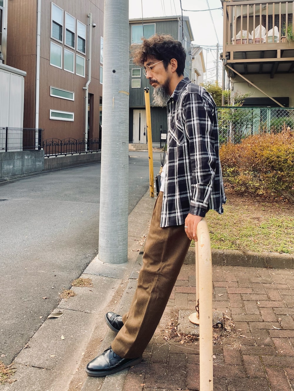 「休日スタイル、ネルシャツ、白Tシャツ、大人カジュアル、ミリタリー、ウールパンツ、Dr.Martens、秋コーデ、アメカジ、古着MIX、メガネ男子、革靴、チェック、ワイドパンツ、ビッグシルエット」|「VINTAGEのアイテム(その他パンツ、ブラウン系)」を使った、ヤギハシカズヒロさん(メンズ・181cm)の秋コーディネートの2枚目の写真