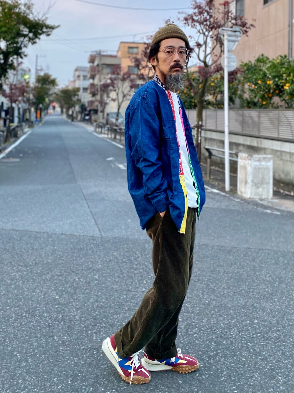 「ファッションを楽しもう、デニム、デニムジャケット、ニット帽、コーデュロイパンツ、スニーカー、ニューバランス、メガネ男子、アメカジ、古着MIX、秋コーデ、大人カジュアル、コーデュロイ、ビッグシルエット、レイヤードスタイル」｜「CHAPSのアイテム（その他パンツ、ブラウン系）」を使った、ヤギハシカズヒロさん（メンズ・181cm）の秋コーディネートの2枚目の写真