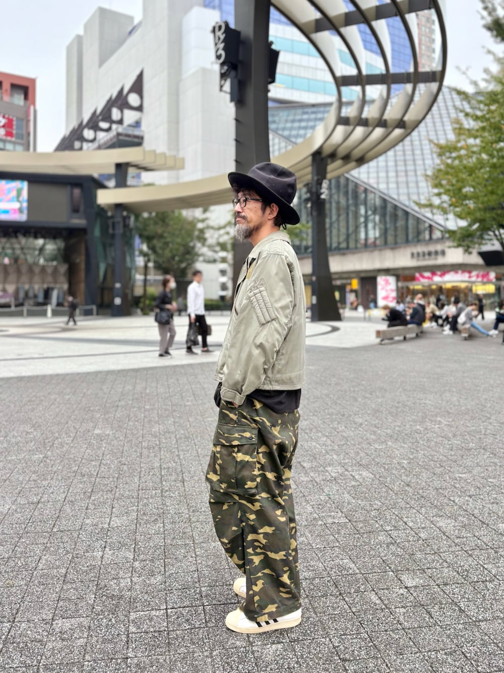 グリーン系のカーゴパンツを着用したメンズの秋コーディネートの2枚目の写真