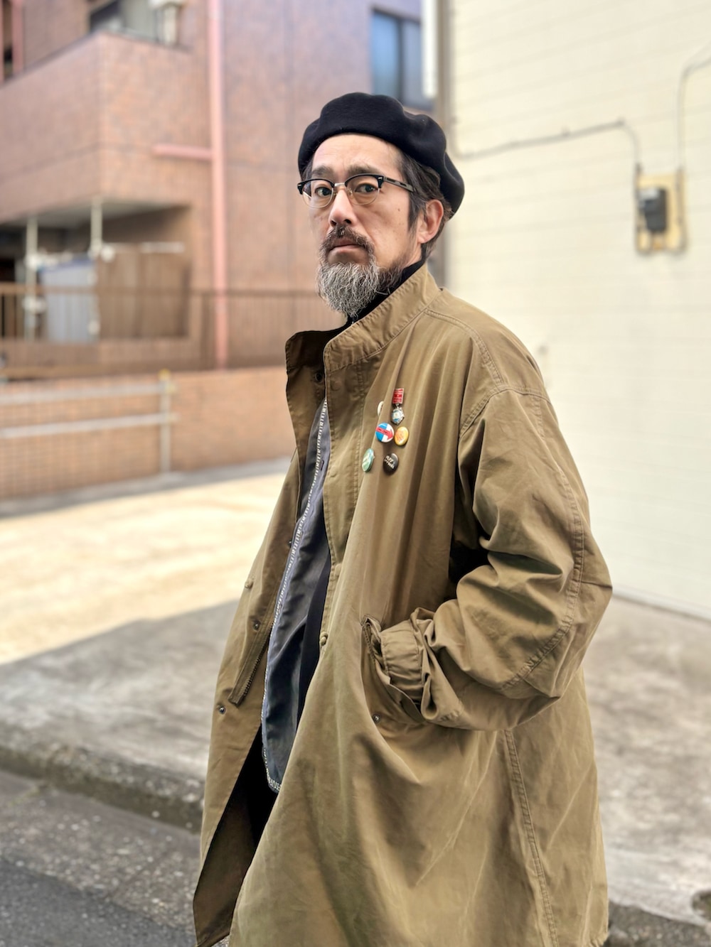 「ミリタリー、ミリタリージャケット、モッズコート、カーディガン、レイヤードスタイル、ブーツ、デニム、ジーンズ、ベレー帽、巾着バッグ、メガネ男子、冬コーデ、真冬のあったかスタイル、お出かけコーデ、冬アウター」｜「Levi'sのアイテム（デニムパンツ、ブルー系）」を使った、ヤギハシカズヒロさん（メンズ・182cm）の冬コーディネートの5枚目の写真