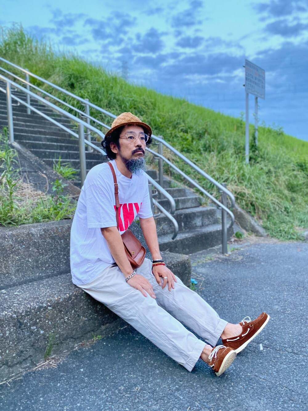 「夏コーデ、大人カジュアル、麦わら帽子、夏だ!Tシャツ着よう!、ロゴT、白Tシャツ、チノパン、白パンツ、モカシン、ショルダーバッグ、アメカジ、古着MIX、休日スタイル、ビッグシルエット、メガネ男子」|「LACOSTEのアイテム(ハット、ブラウン系)」を使った、ヤギハシカズヒロさん(メンズ・181cm)の夏コーディネートの2枚目の写真