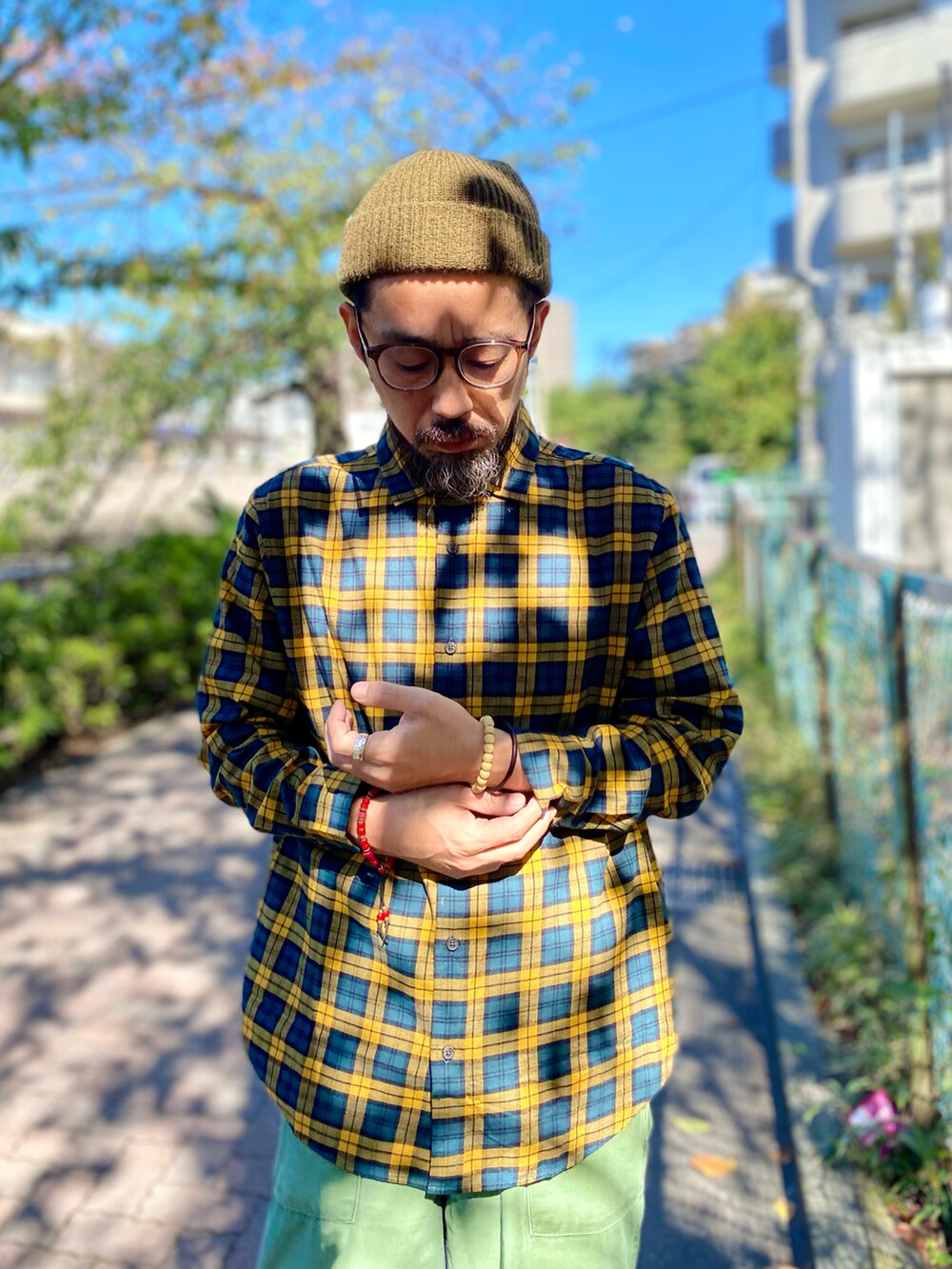 「wearhalloween2021、オトナカジュアル、リラックススタイル、秋のコーデ、秋コーデ、チェックシャツ、ネルシャツ、ベイカーパンツ、ミリタリー、革靴、休日スタイル、古着、古着MIX、アメカジ、カーゴパンツ」｜「Banana Republicのアイテム（シャツ/ブラウス、イエロー系）」を使った、ヤギハシカズヒロさん（メンズ・181cm）の秋コーディネートの2枚目の写真