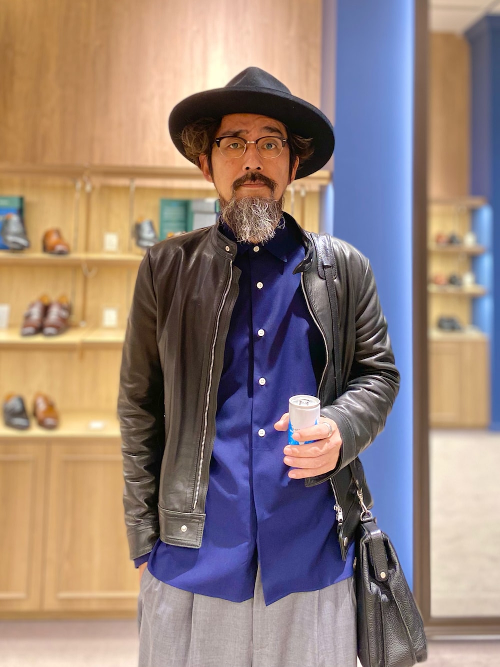 「レザー、きれいめカジュアル、ライダース、レザージャケット、スラックス、ワイドパンツ、ハット、お出かけコーデ、大人カジュアル、秋コーデ、秋っぽコーデ更新中、メガネ男子」｜「EMMETIのアイテム（ライダースジャケット、ブラック系）」を使った、ヤギハシカズヒロさん（メンズ・181cm）の秋コーディネートの2枚目の写真