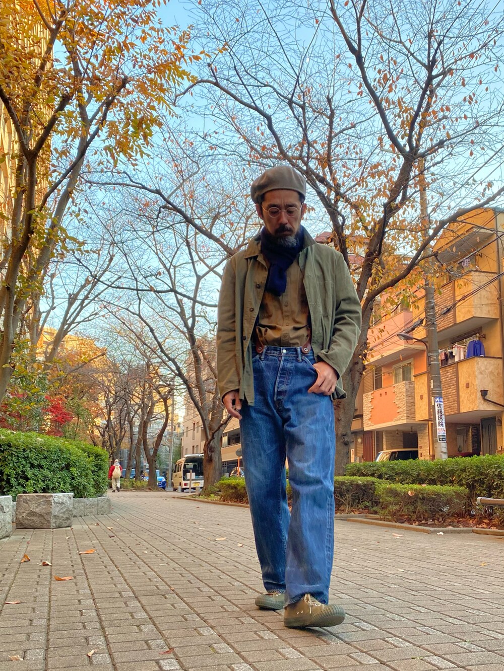 「休日スタイル、UNIQLO、デニム、古着MIX、デニムパンツ、サスペンダー、アメカジ、古着、ベレー帽、アースカラー、マフラー、マフラーぐるぐる、カジュアルコーデ、ジーンズ、ヴィンテージ」｜「桃太郎ジーンズのアイテム（デニムパンツ、ブルー系）」を使った、ヤギハシカズヒロさん（メンズ・181cm）の冬コーディネートの2枚目の写真