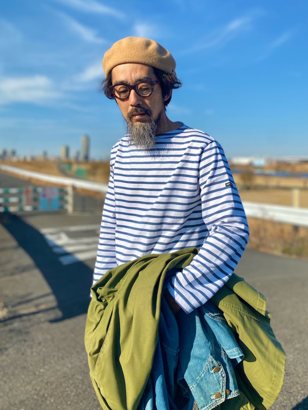 「ミリタリー、デニム、デニムオンデニム、カバーオール、ジーンズ、ベレー帽、スニーカー、Levi's、アメカジ、古着MIX、冬アウター、ヴィンテージ、レイヤードスタイル、ボーダー、セットアップ」｜「Levi'sのアイテム（デニムパンツ、ブルー系）」を使った、ヤギハシカズヒロさん（メンズ・181cm）の冬コーディネートの3枚目の写真