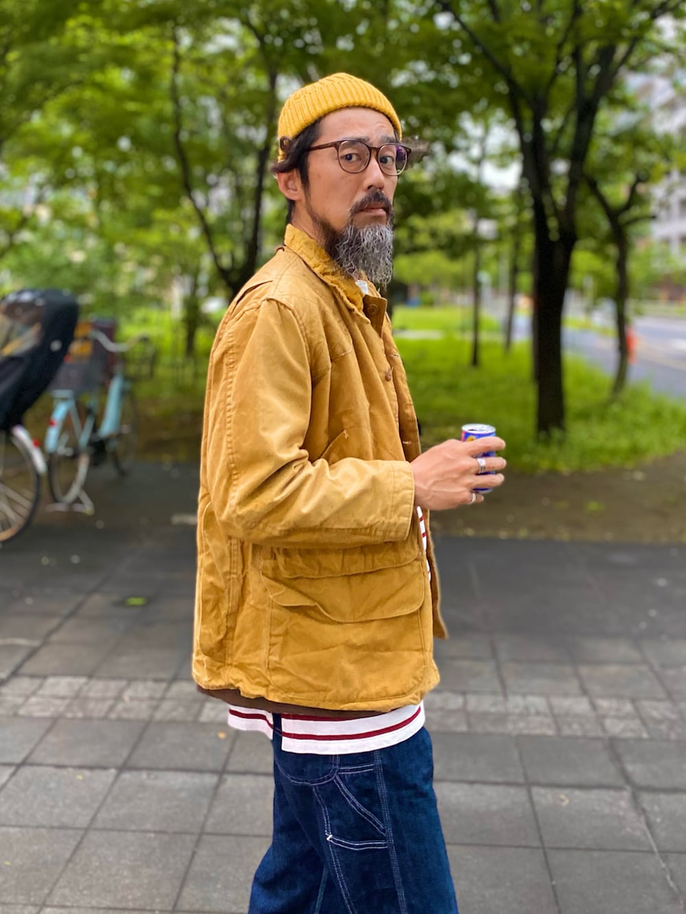 「New Balance、UNIQLO、ハンティングジャケット、ボーダー、ペインターパンツ、デニム、スニーカー、ニット帽、イエロー、アメカジ、古着MIX、メガネ男子、休日スタイル、春夏コーデ、カラー×コーデ」｜「VINTAGEのアイテム（その他アウター、イエロー系）」を使った、ヤギハシカズヒロさん（メンズ・181cm）の春コーディネートの3枚目の写真