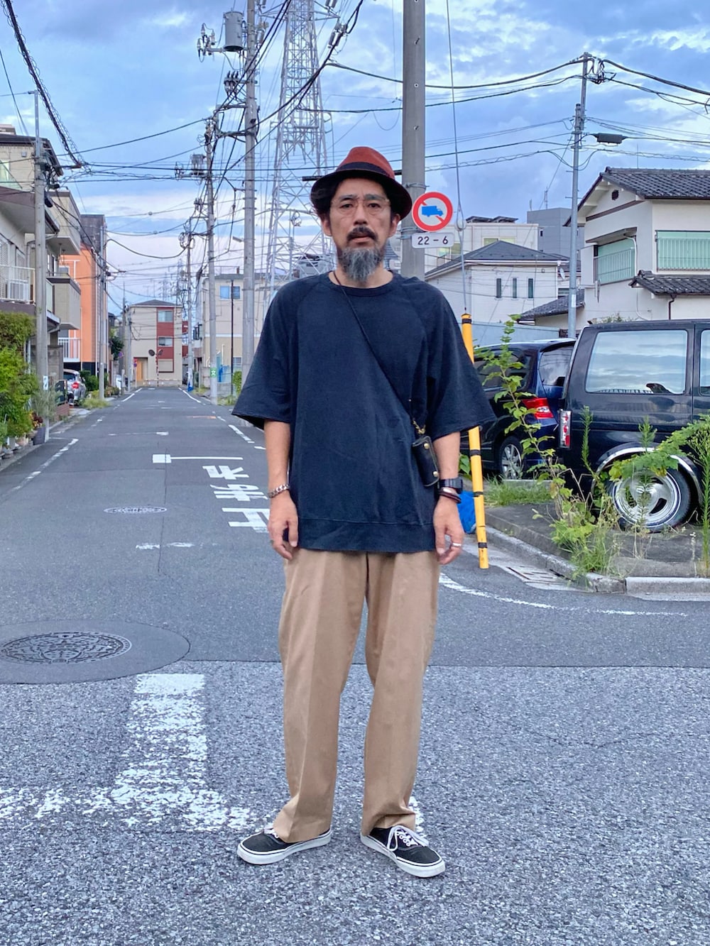 「GU、チノパン、VANS、ハット、アメカジ、古着MIX、大人カジュアル、メガネ男子、スニーカー、ミリタリー、Tシャツ」｜「GUのアイテム（Tシャツ/カットソー、ブラック系）」を使った、ヤギハシカズヒロさん（メンズ・181cm）の秋コーディネートの3枚目の写真